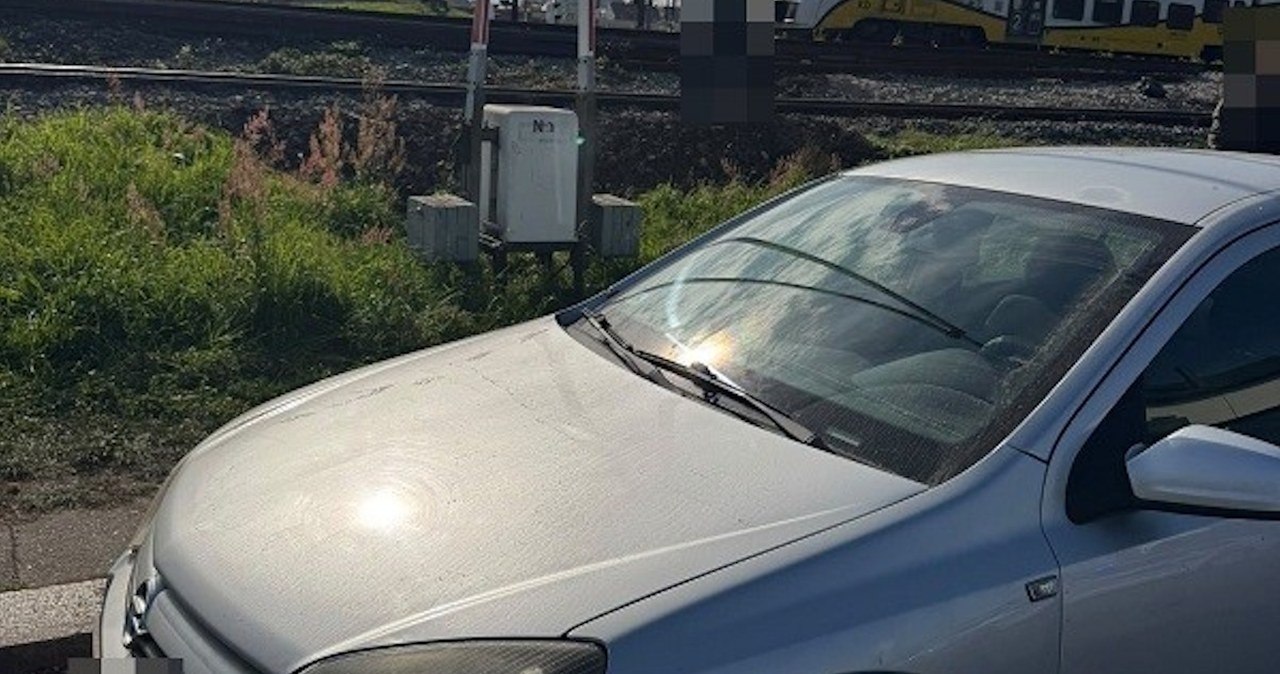 Spieszyła się na pociąg. Zostawiła samochód pod rogatkami i pobiegła