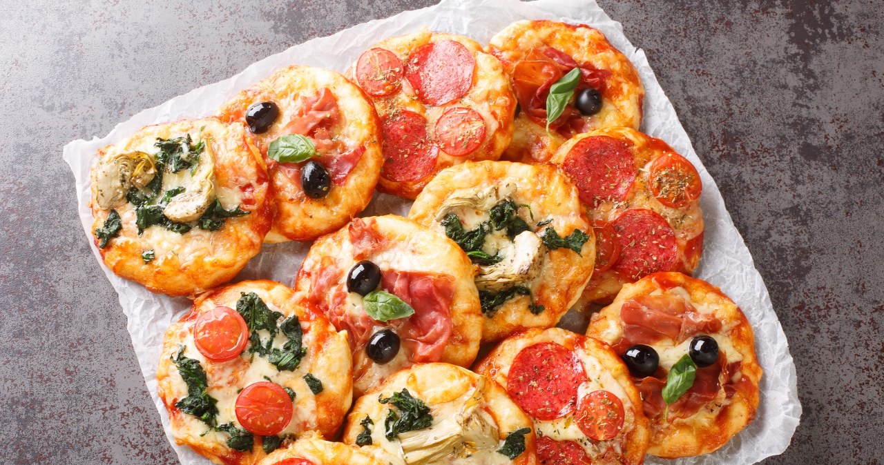 Szybkie pizzerinki robię bez drożdży. Zastępuję je zdrowym serkiem