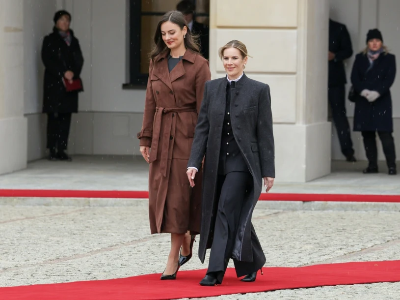 Modny płaszcz i garnitur Marty Nawrockiej. To nawiązanie do przeszłości?