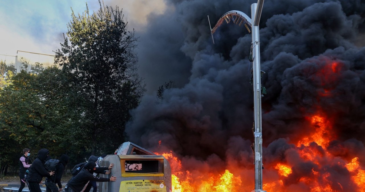 Albania. Protesty studentów, pożar ministerstwa edukacji. Starcia z policją Albania. Protesty studentów, pożar ministerstwa edukacji. Starcia z policją