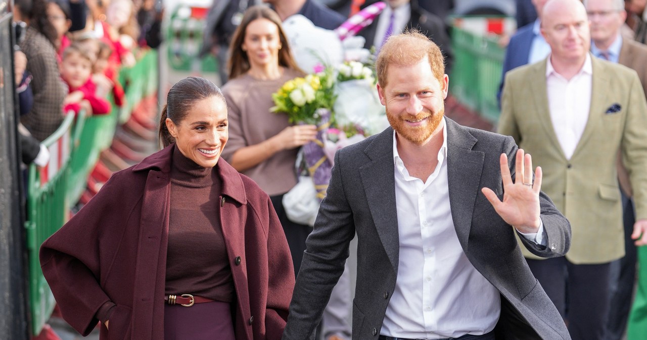 Meghan w bordowym płaszczu w Nottingham. Uwagę zwróciło też powitanie pary