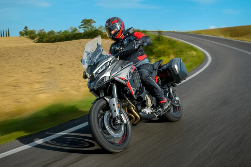 170 KM, kufry i radar. Ducati przygotowało Multistradę na długie wyprawy