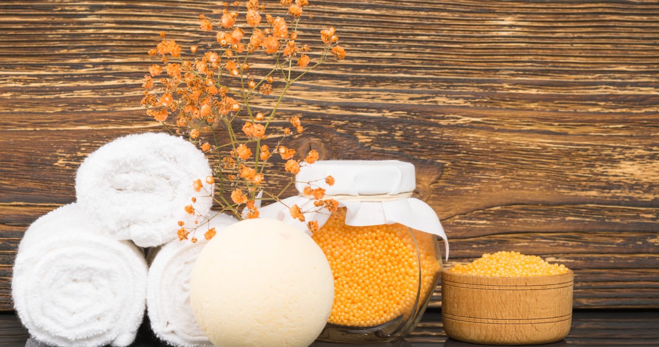 Relaksująca kąpiel na poprawę nastroju. Walcz z jesienną chandrą kulą DIY