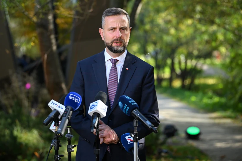 "W pełnej gotowości, jeżeli będzie decyzja". Szef MON mówi o "trudnej nocy"