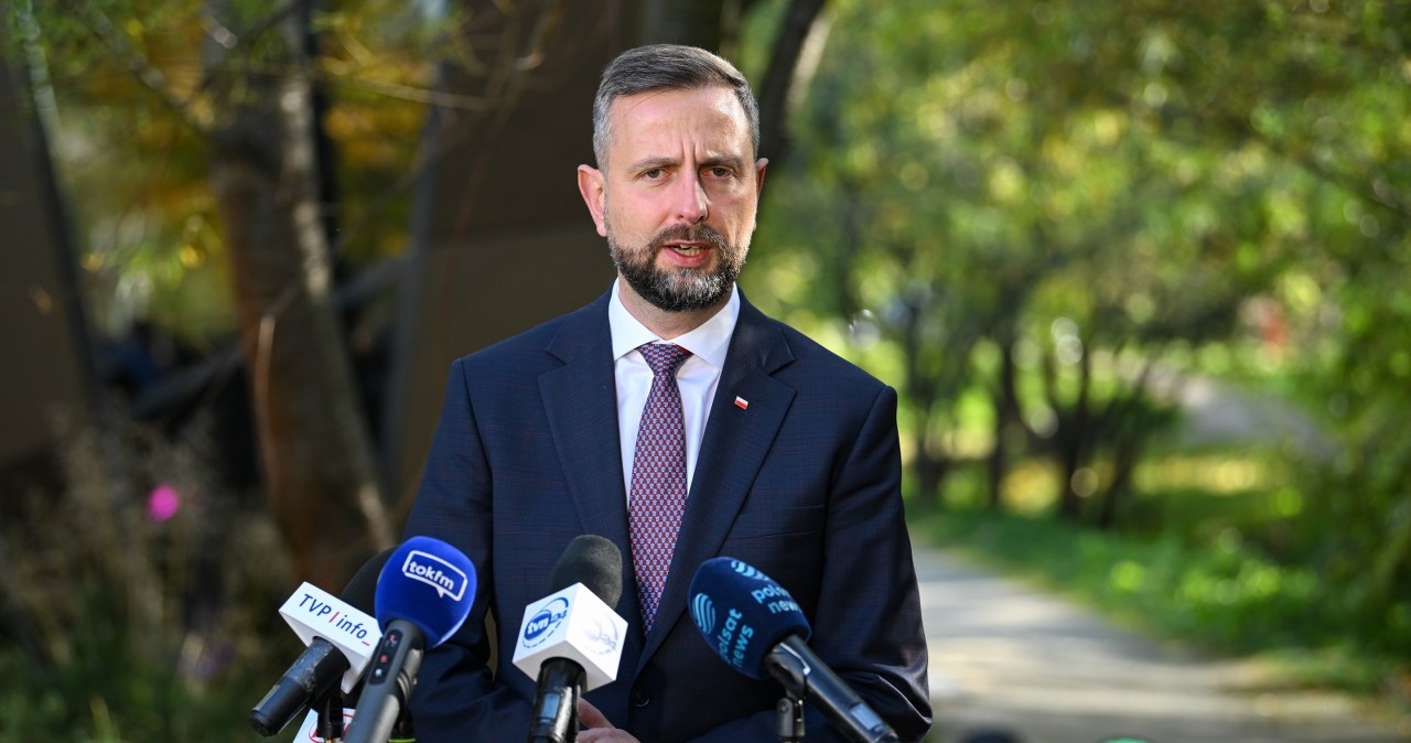 "W pełnej gotowości, jeżeli będzie decyzja". Szef MON mówi o "trudnej nocy"