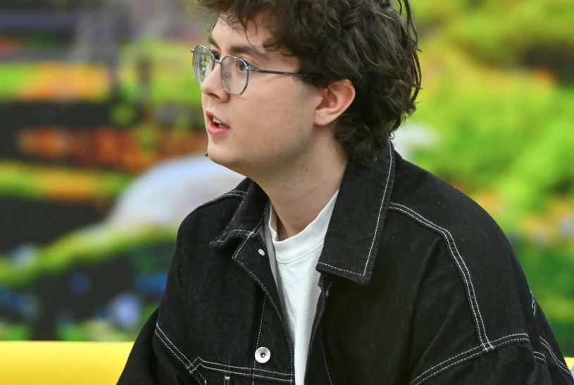 Mateusz Pawłowski debiutuje w teatrze. Koledzy chwalą jego pracę