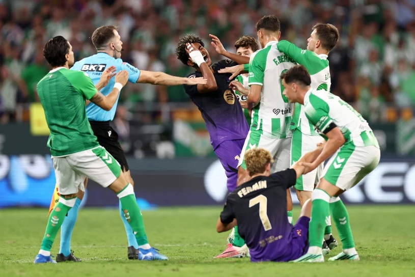 Gorący mecz Barcelony. Fala kontrowersji, czerwona kartka i aż siedem goli