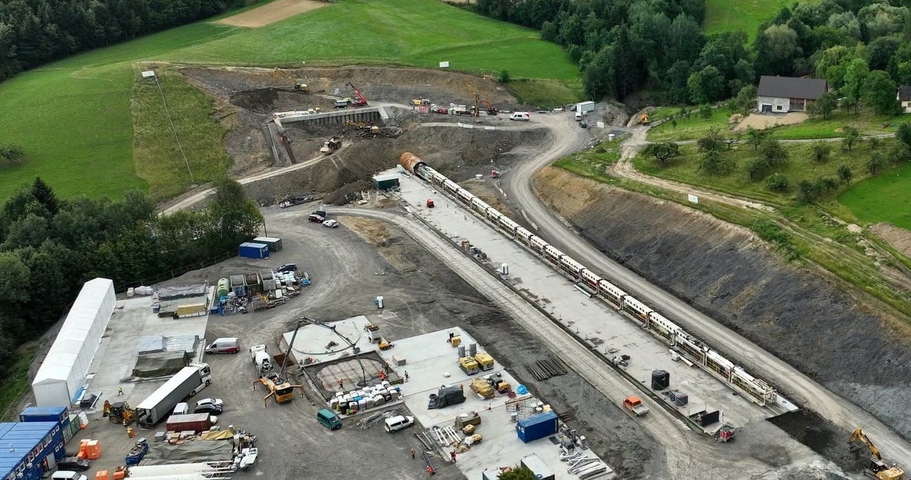 Wielka maszyna zaczęła wiercić najdłuższy tunel kolejowy w Polsce