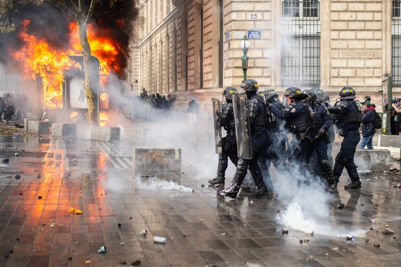 Fala zamieszek we Francji. Setki aresztowanych i splądrowane budynki