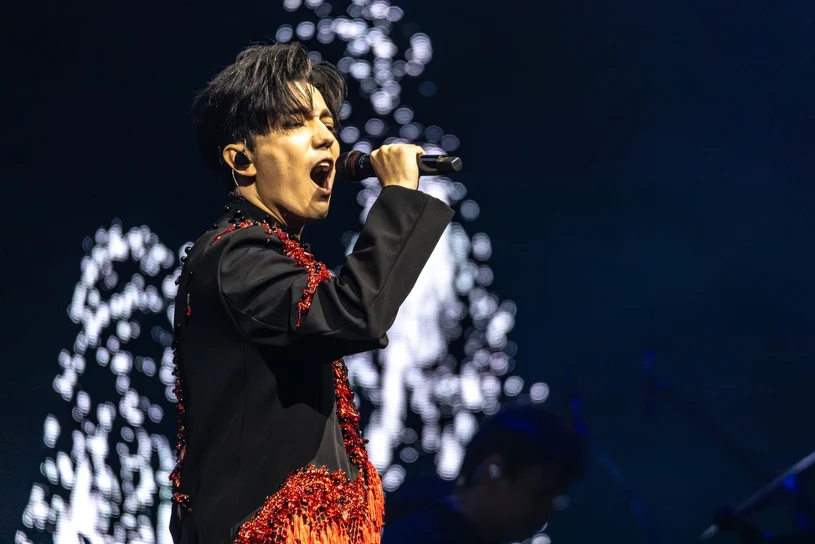 Dimash przemówił do tłumu po polsku. "Odwiedzam was po raz pierwszy"