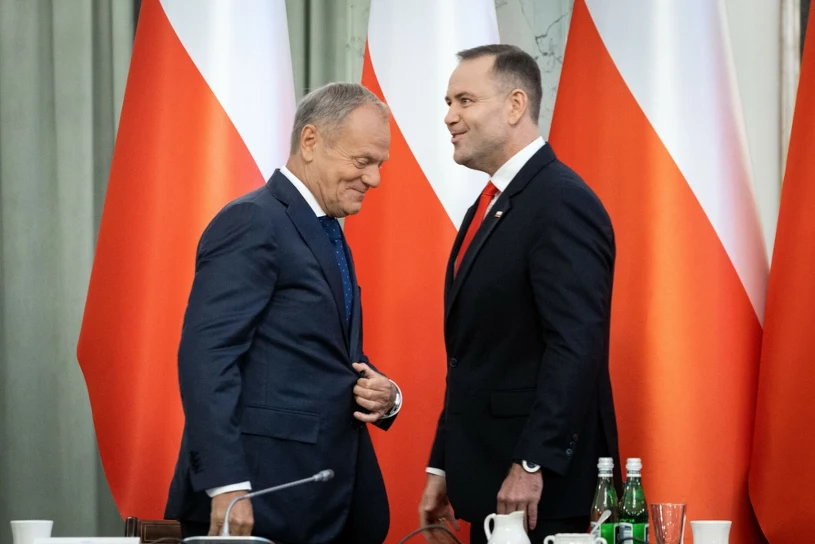 Spór premiera z prezydentem. Polacy w sondażu "jak od linijki"