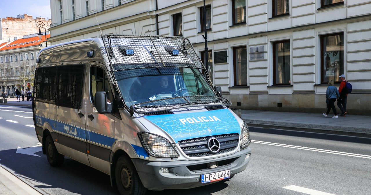 Warszawa. Senior z łatwopalną cieczą. Próbował wejść do siedziby resortów Warszawa. Senior z łatwopalną cieczą. Próbował wejść do siedziby resortów