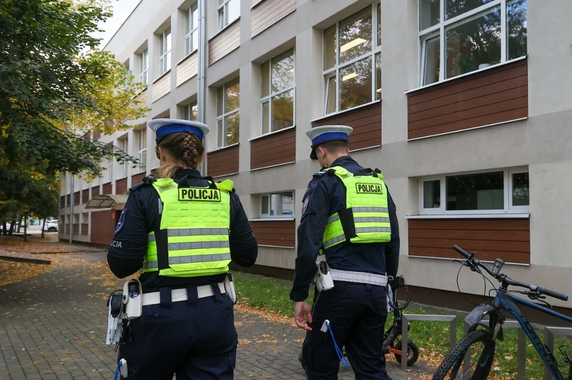 Smerfy ocenili reakcję rządu na przemoc w szkołach. Nowy sondaż