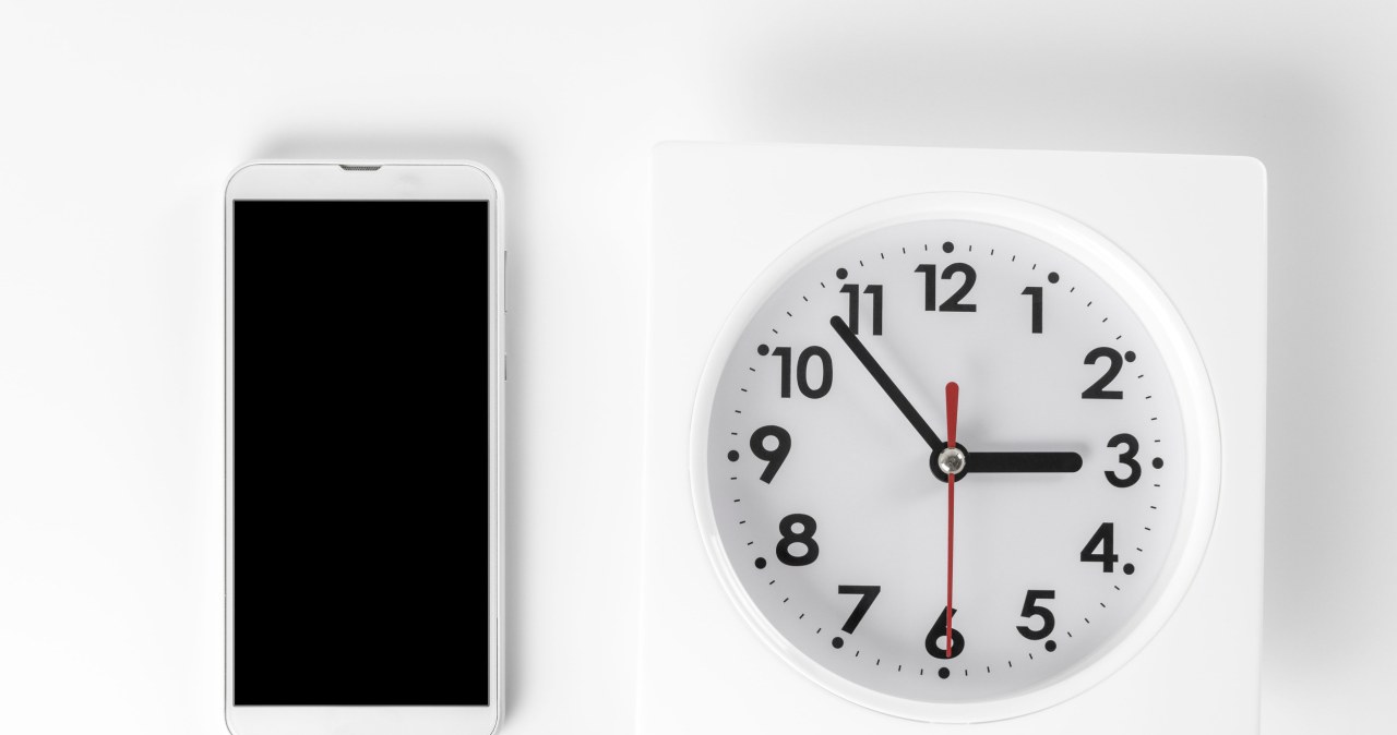 Zmiana czasu. Czy w weekend telefon sam zaktualizuje godzinę?