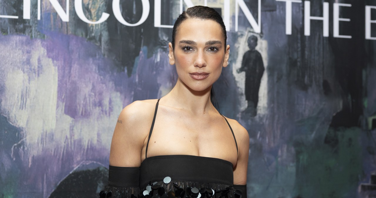 Błysk cekinów, odważny fason. Dua Lipa zaskoczyła w operze