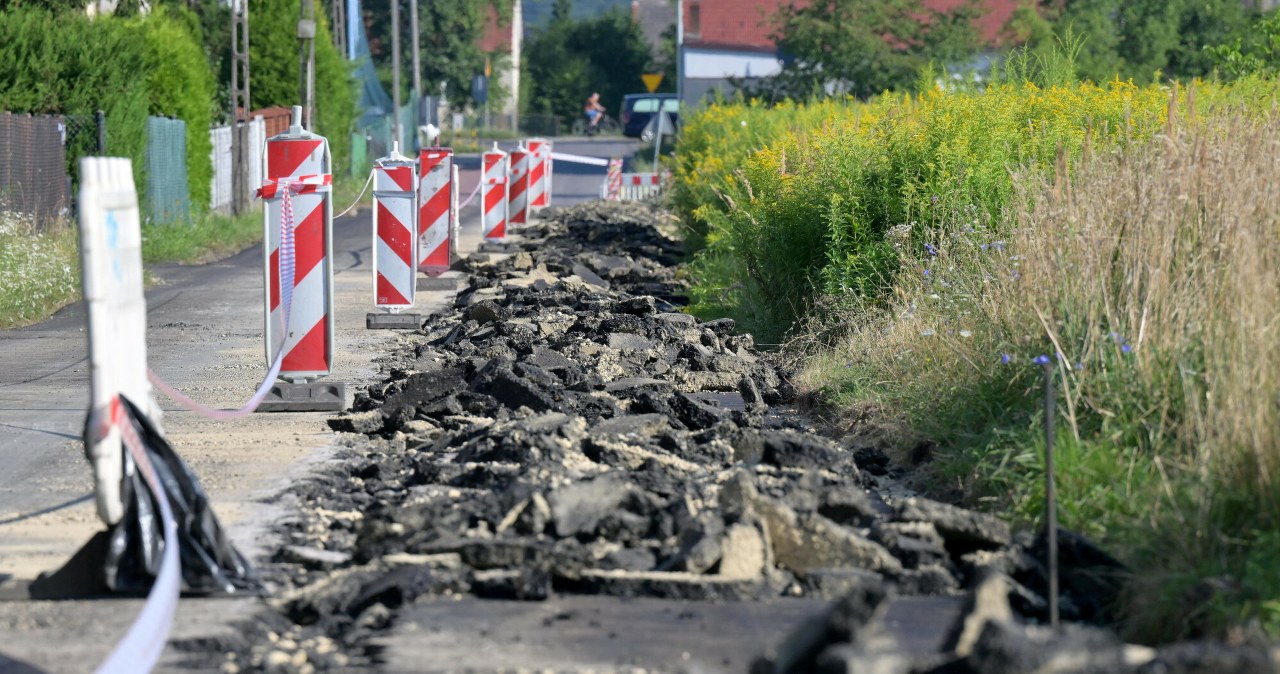 Gliwice. Kładą nową nawierzchnię na ul. Rybackiej. Rolnik zapowiada bunt Gliwice. Kładą nową nawierzchnię na ul. Rybackiej. Rolnik zapowiada bunt
