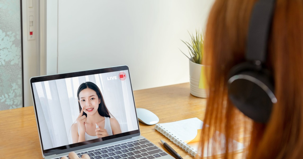 Koreańska pielęgnacja i "glass skin" pod lupą. Tak nas okłamują na TikToku?