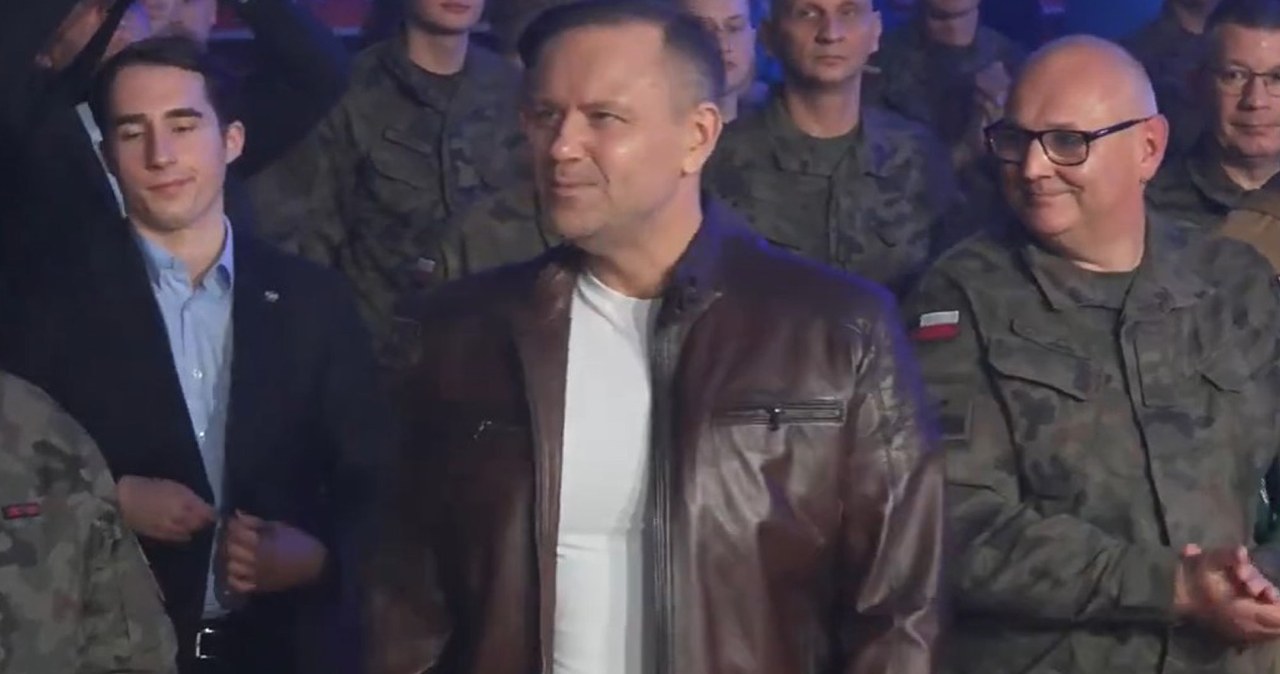 Żołnierze przywitali Nawrockiego na gali boksu. "Odwdzięczył" się prezentem
