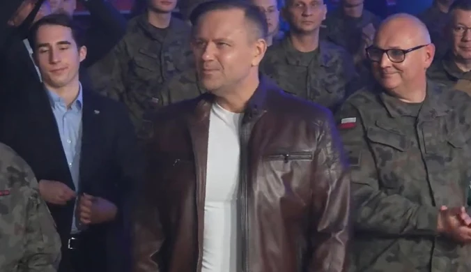 Żołnierze przywitali Nawrockiego na gali boksu. "Odwdzięczył" się prezentem