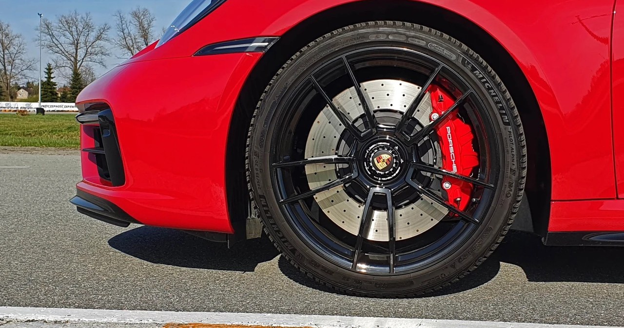 Porsche zakazuje jazdy swoimi autami. Koła mogą odpaść