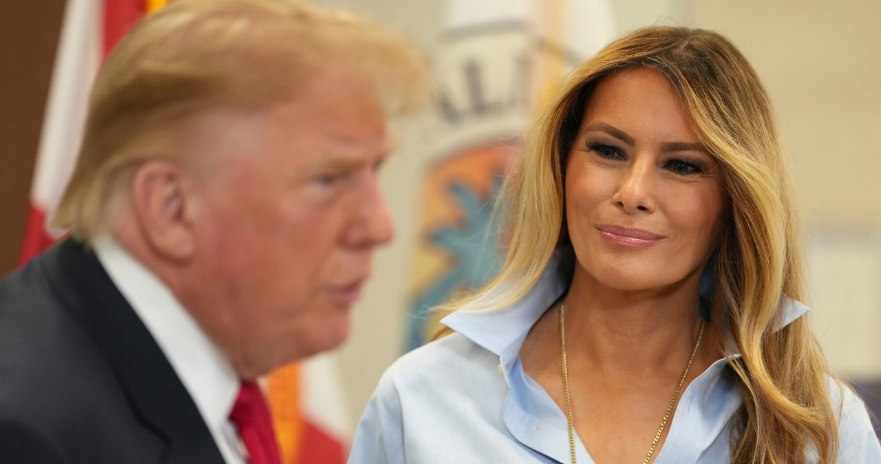 Rozpięty guzik i podwinięte rękawy. Melania Trump zachwyca u boku męża