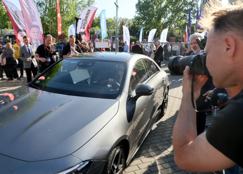 Mercedes Sławomira Mentzena na sprzedaż. Cena 150 tys. zł, przebieg zaskakuje