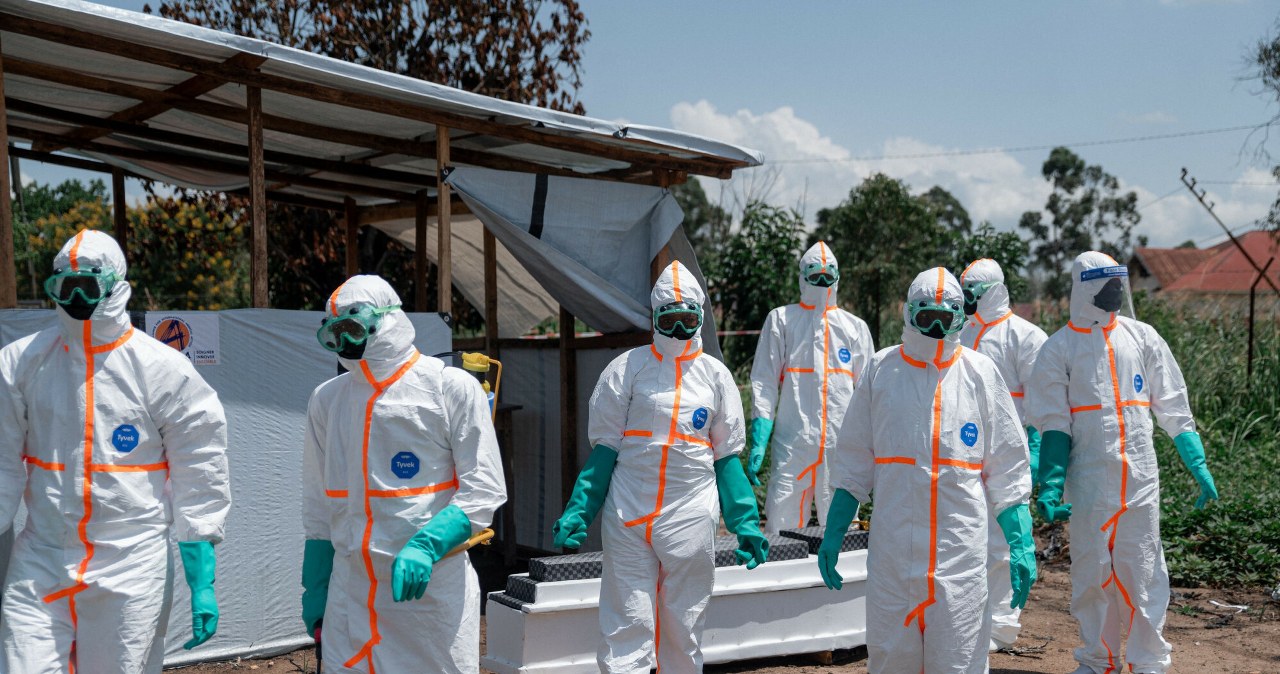 W obliczu epidemii Eboli zarządzili obowiązkową kwarantannę na własny koszt