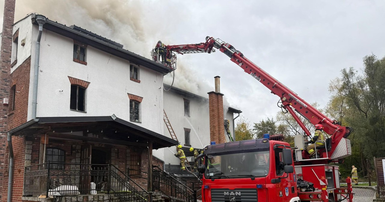 Bytów. Pożar restauracji, ogień pojawił się w kuchni. W akcji 17 zastępów Bytów. Pożar restauracji, ogień pojawił się w kuchni. W akcji 17 zastępów