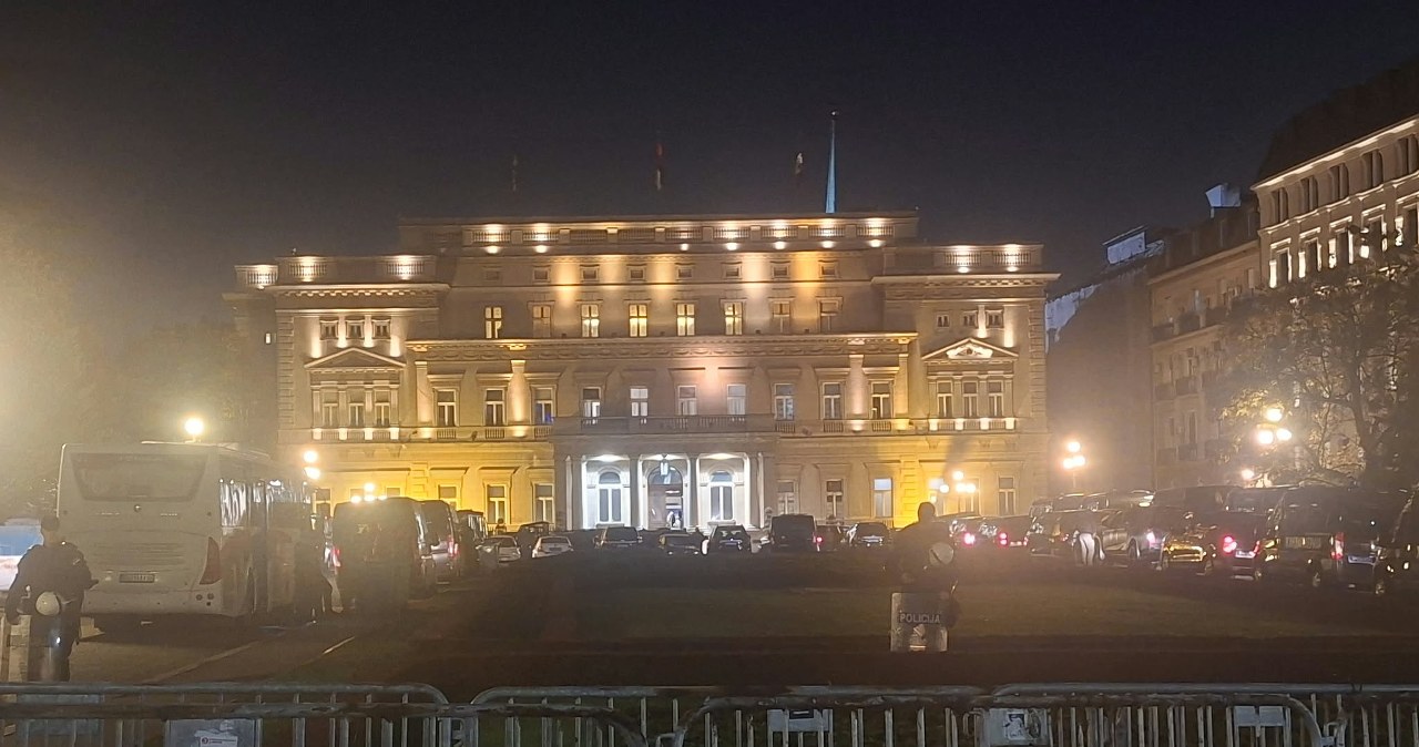 Napięcie w centrum Belgradu. Zablokowane ulice, uzbrojeni policjanci