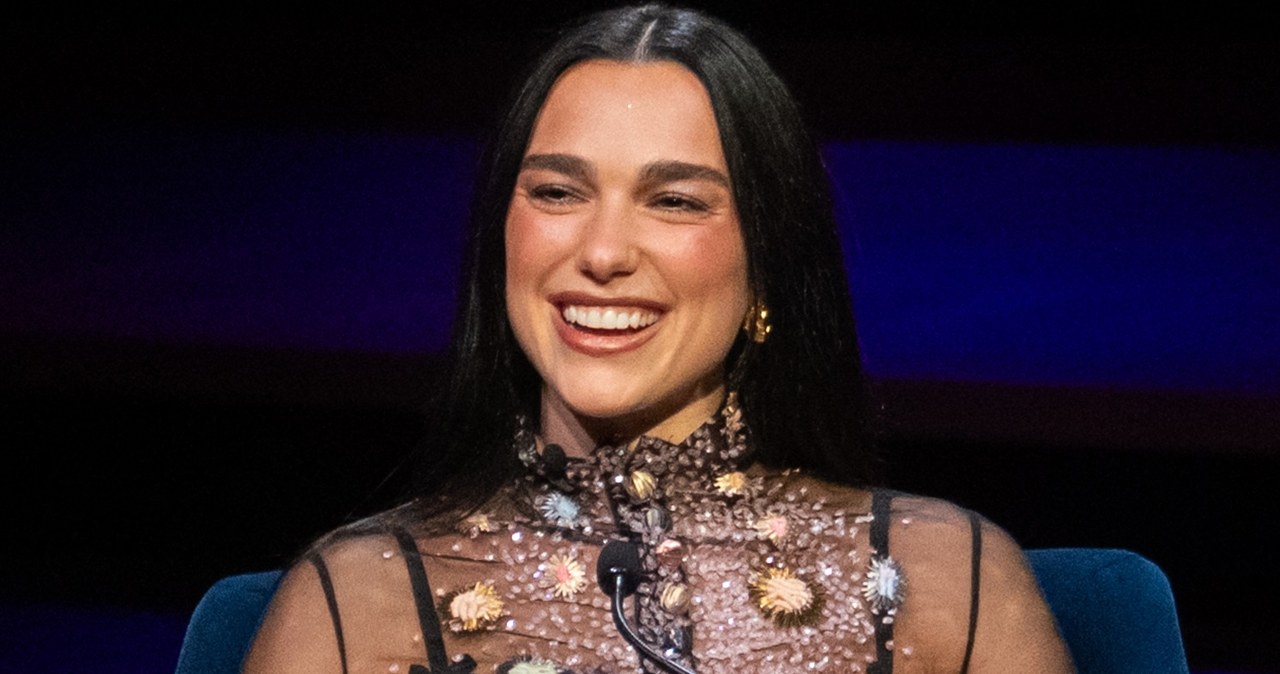 Dua Lipa wie jak zaskoczyć. Buty z piórami zwróciły uwagę widowni