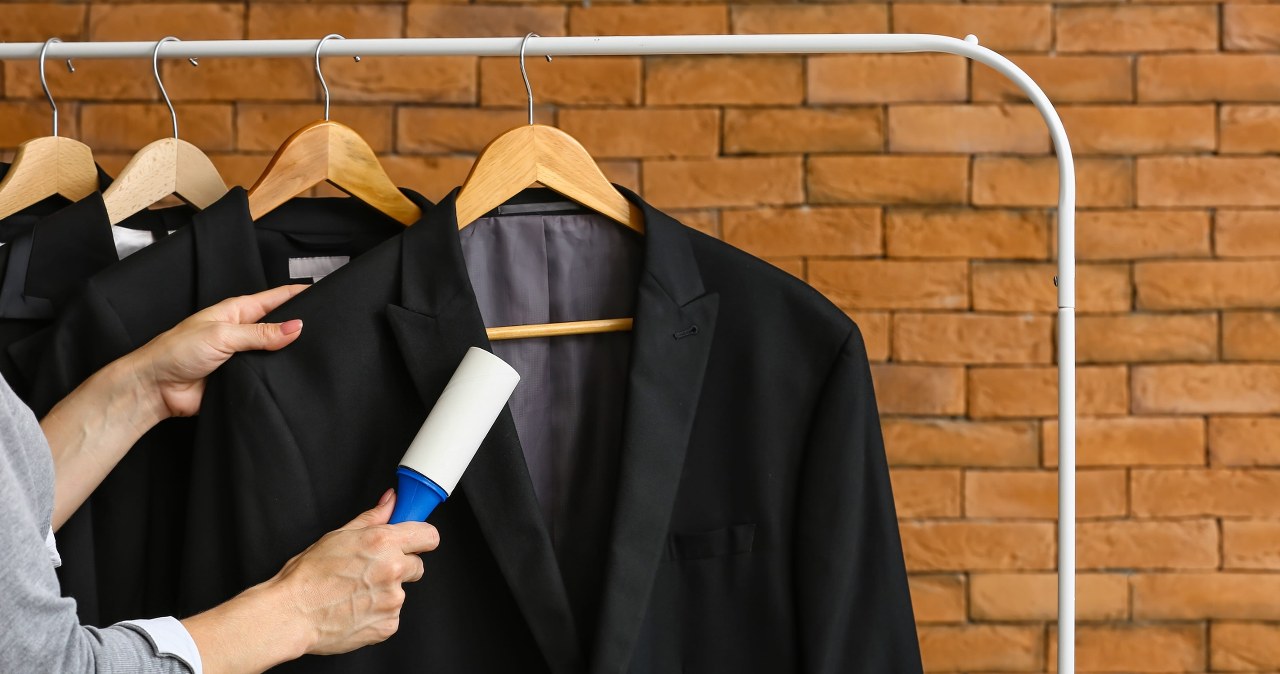Jak zapobiec łapaniu paprochów przez czarny płaszcz? Jest na to patent