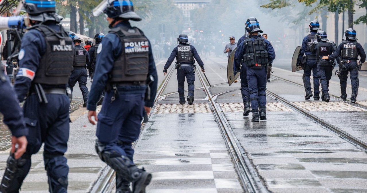 Cisza przed burzą we Francji. Drżą przed nową falą agresji, niesie się apel