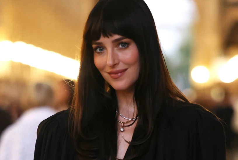 Gucci bangs podbijają salony. Komu pasuje fryzura Dakoty Johnson?
