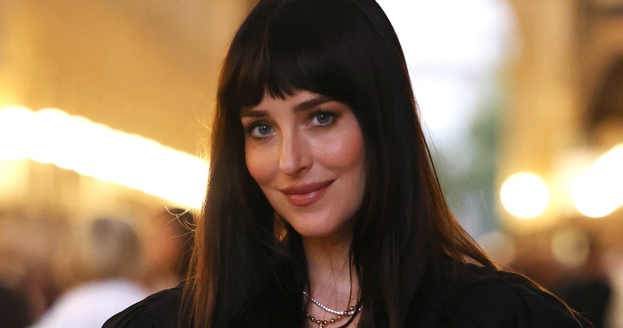 Gucci bangs podbijają salony. Komu pasuje fryzura Dakoty Johnson?