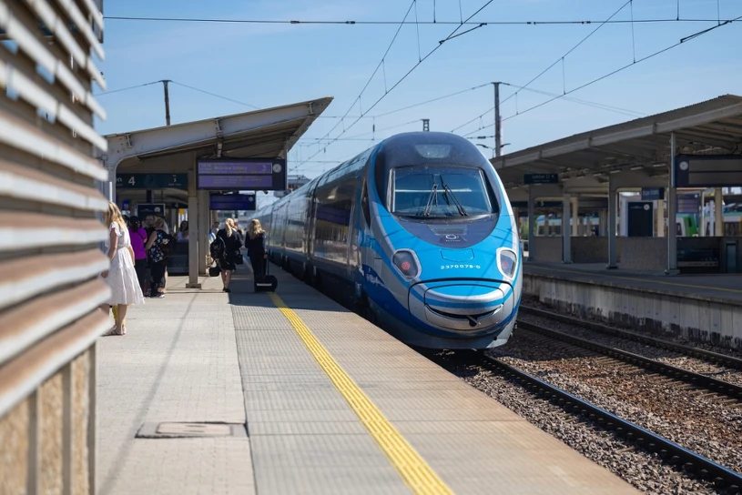 Pociąg nie dotarł do celu. Awantura w kabinie, kierownik składu w szpitalu