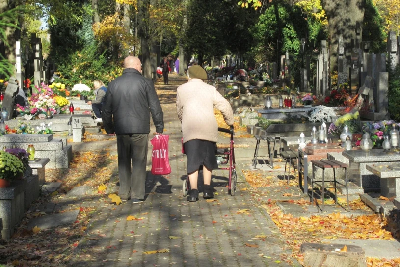 Jedziesz na cmentarz z seniorem? Sprawdź te rzeczy przed wyjściem