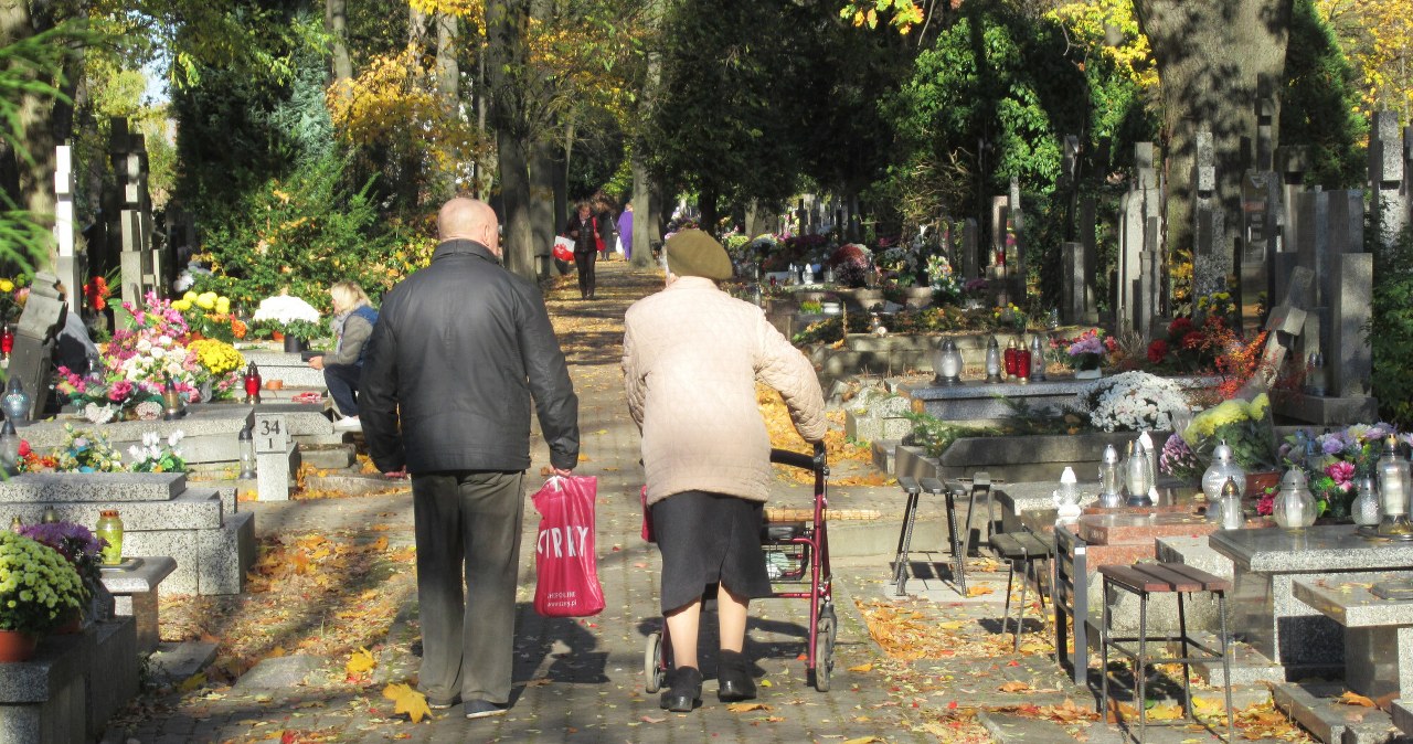 Jedziesz na cmentarz z seniorem? Sprawdź te rzeczy przed wyjściem