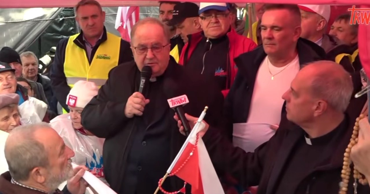 Rydzyk wśród protestujących przed TK. "Jest świat, ale jest i Polska"