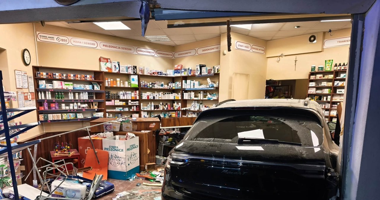 Bolszewo. Wjechała Porsche w aptekę. Miała dwa promile w organizmie Bolszewo. Wjechała Porsche w aptekę. Miała dwa promile w organizmie