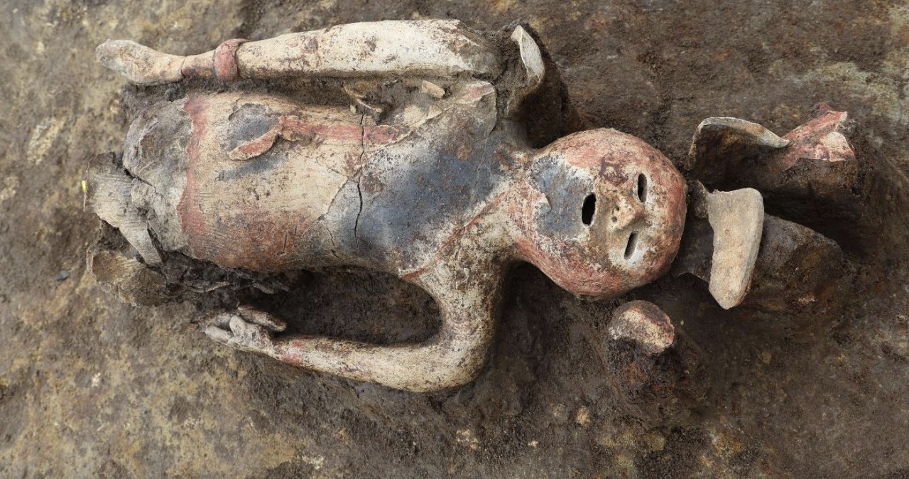 Ma 1500 lat i trzyma tajemniczy przedmiot. Niezwykłe odkrycie w Japonii