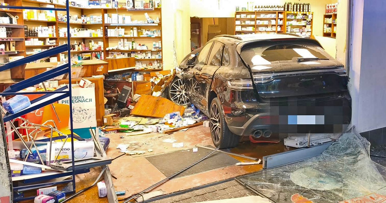 Najpierw uderzyła w market, potem wjechała do apteki. Miała 2 promile