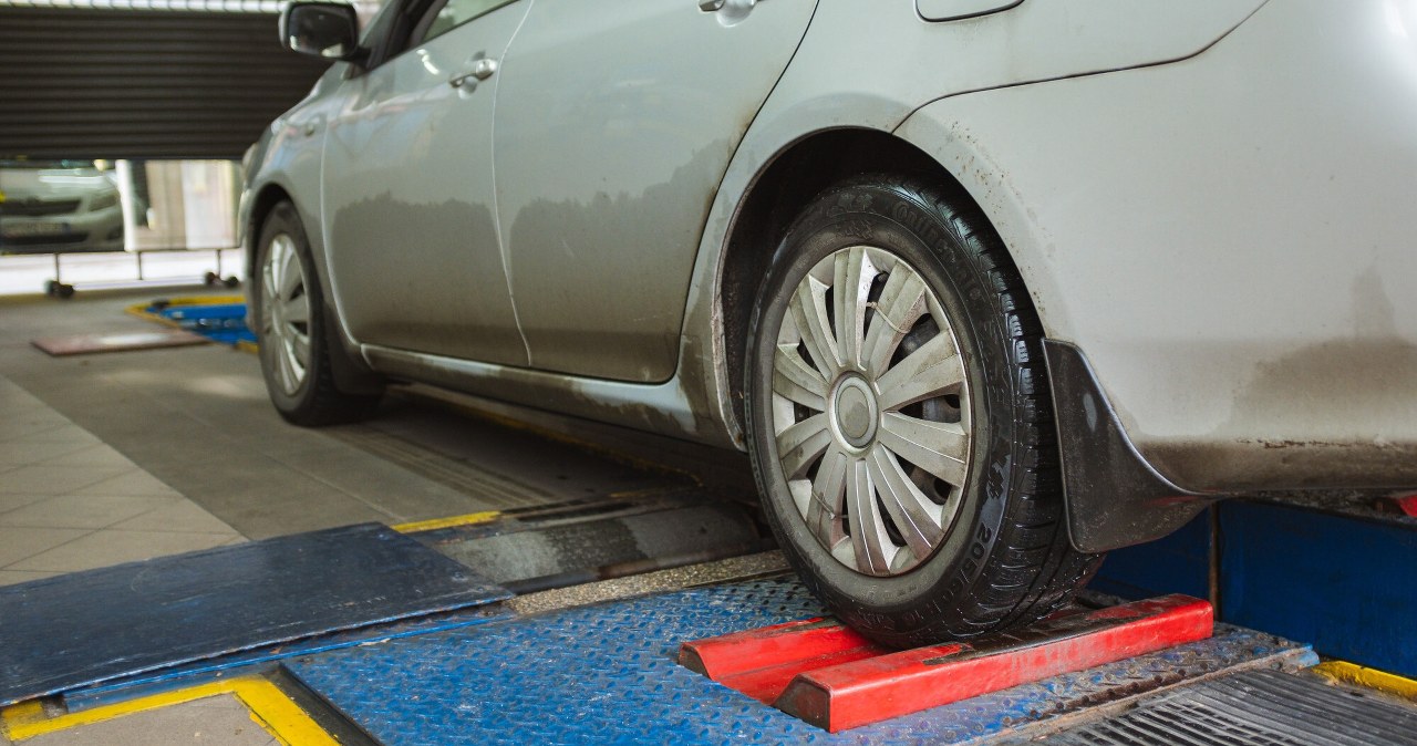 Mechanik porównuje dwa odczyty. Zły wynik i nie przejdziesz badania