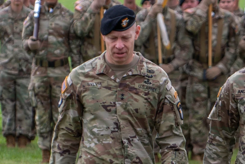 Pentagon przestał mu ufać. najważniejszy dowódca zwolniony po 32 latach służby