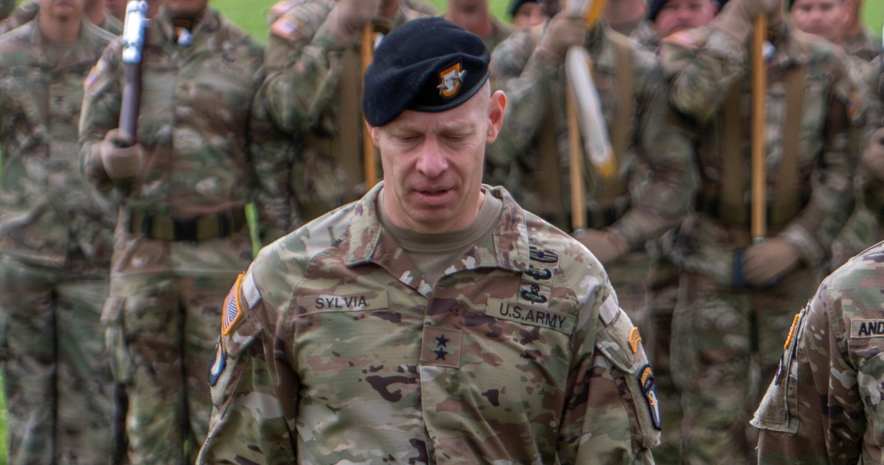 Pentagon przestał mu ufać. najważniejszy dowódca zwolniony po 32 latach służby