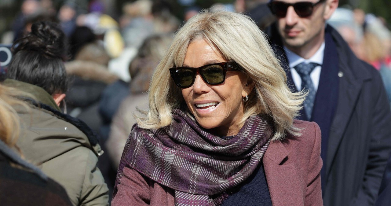 Prosty krój, guziki i długość do kolan. Tak nosi płaszcze Brigitte Macron