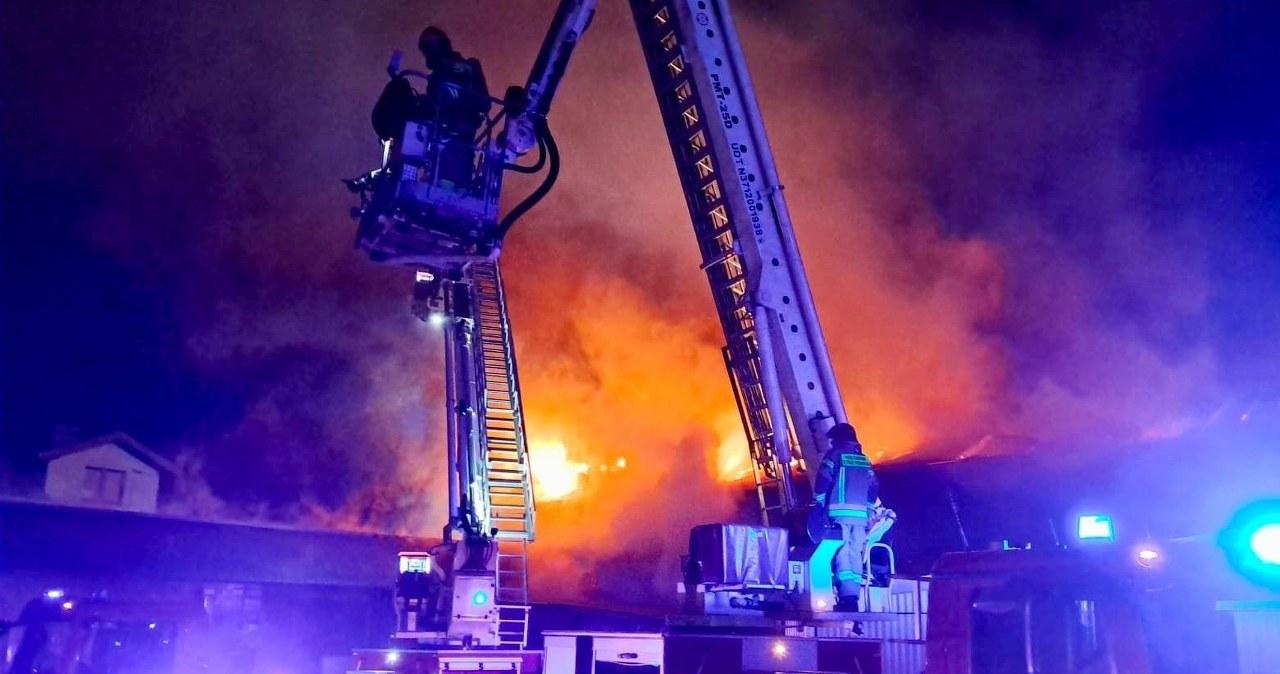 Kalwaria Zebrzydowska. Pożar hali, na miejscu 30 zastępów straży Kalwaria Zebrzydowska. Pożar hali, na miejscu 30 zastępów straży