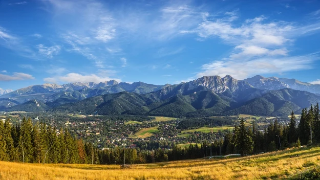 Widok na Tatry i Zakopane latem, Polska.