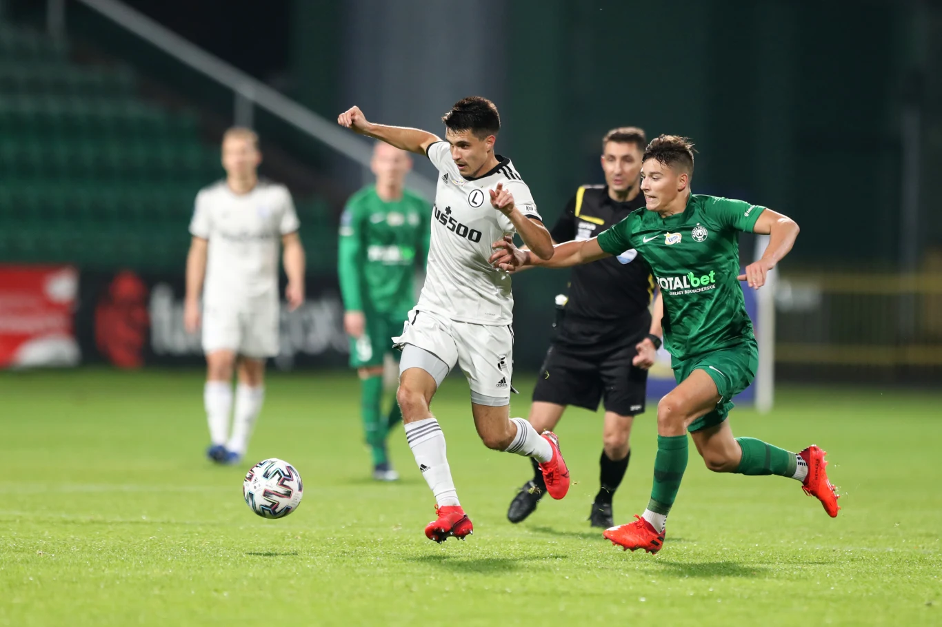 Bartosz Kapustka (w białej koszulce)