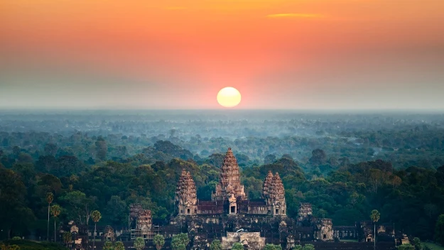 Część osób wciąż wierzy w mit boskiego architekta, który wybudował Angkor Wat w ciągu jednej nocy