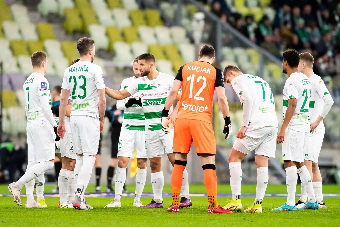 Lechia Gdańsk - Szachtar Donieck. Piłkarze Lechii dołączyli do akcji "Piłka nożna dla pokoju"